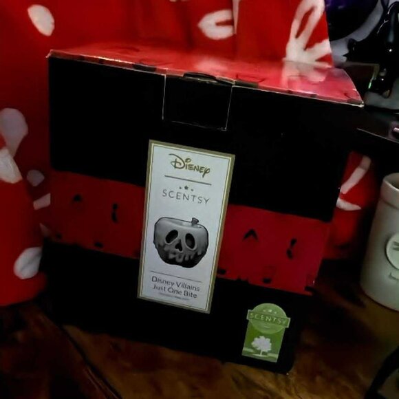 Scentsy Disney Villains Just One Bite Poison Apple Snow White Warmer - NEW - Picture 2 of 7